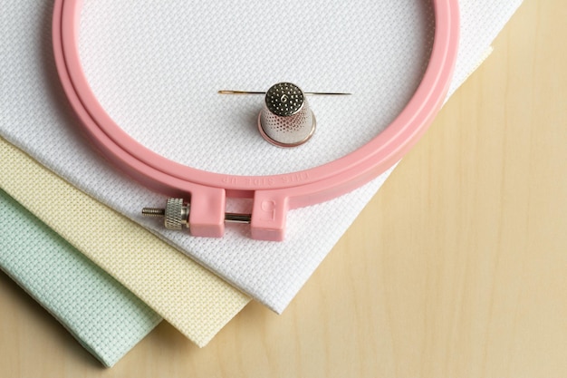 Zbliżenie haftu w pastelowych kolorach